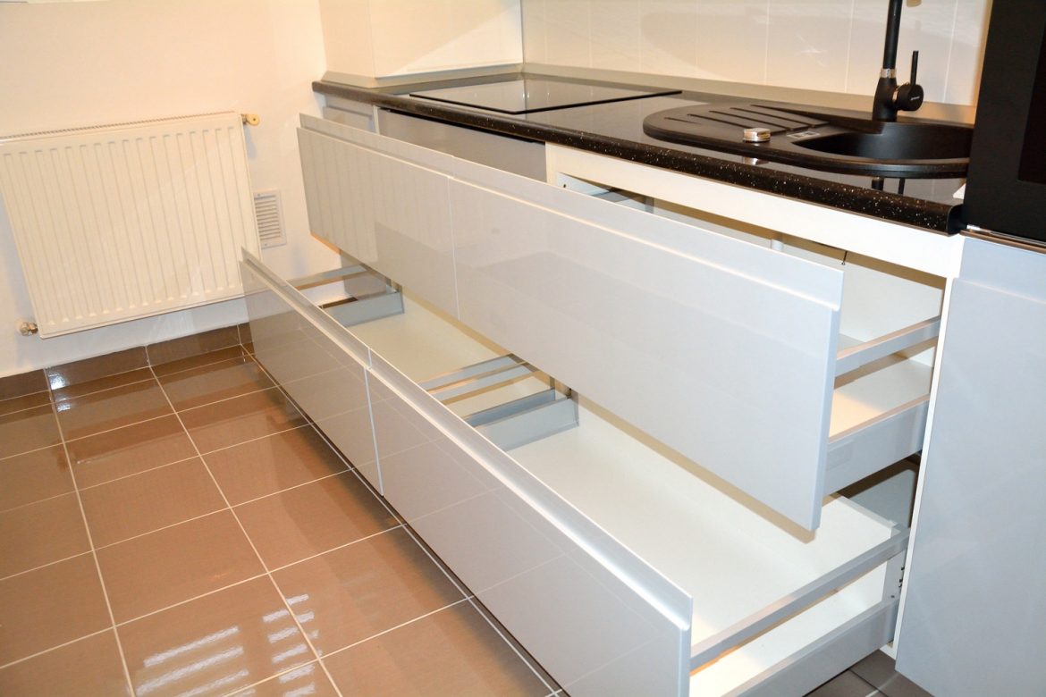 mobila-de-bucatarie-din-mdf-vopsit-ral-7040-gri-deschis-lucios-ral-7040-si-ral-9003-alb