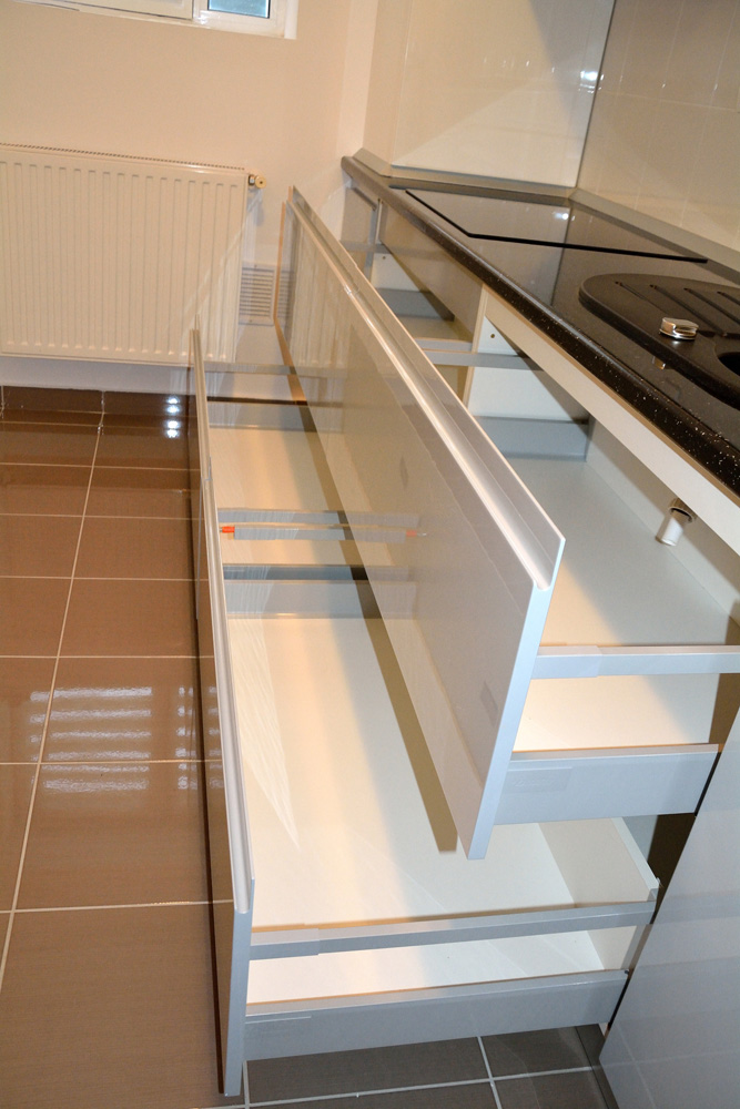 mobila-de-bucatarie-din-mdf-vopsit-ral-7040-gri-deschis-lucios-ral-7040-si-ral-9003-alb