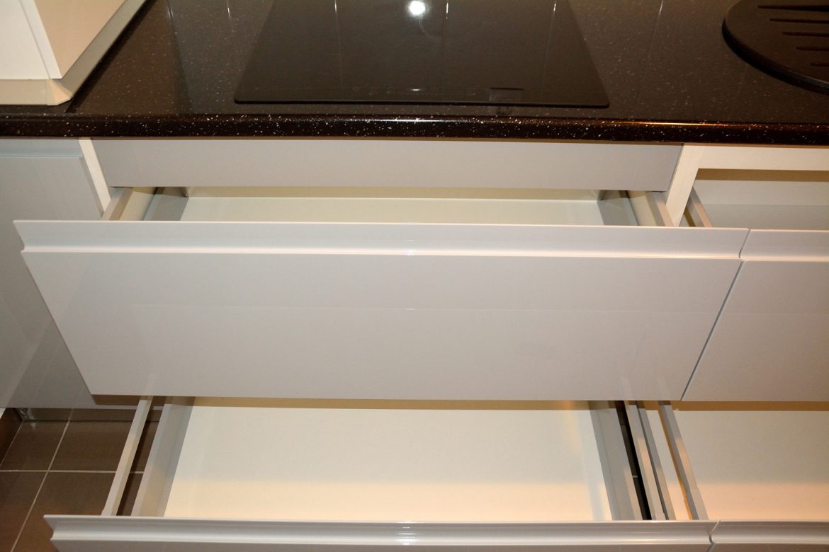 mobila-de-bucatarie-din-mdf-vopsit-ral-7040-gri-deschis-lucios-ral-7040-si-ral-9003-alb