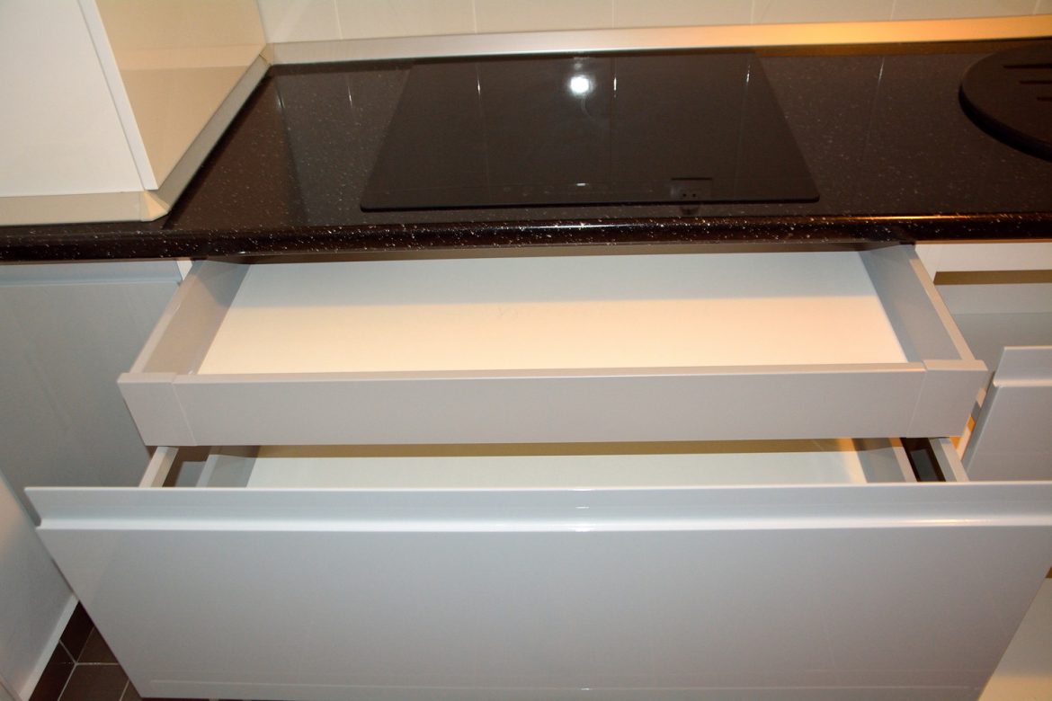 mobila-de-bucatarie-din-mdf-vopsit-ral-7040-gri-deschis-lucios-ral-7040-si-ral-9003-alb