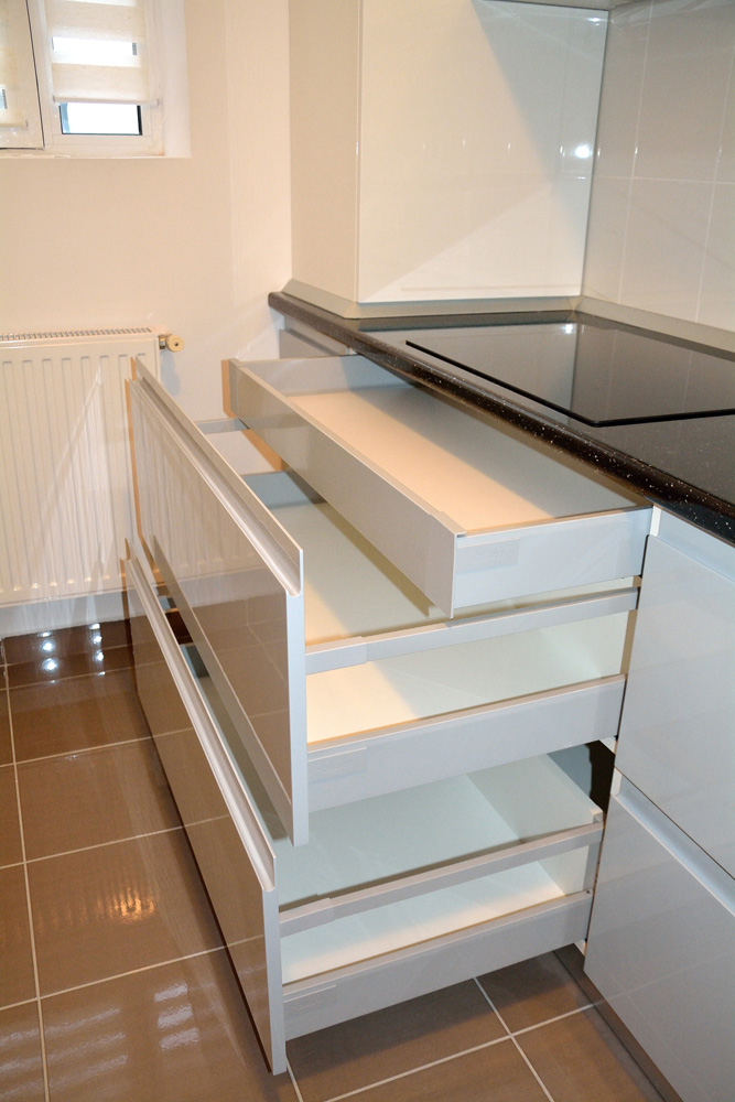 mobila-de-bucatarie-din-mdf-vopsit-ral-7040-gri-deschis-lucios-ral-7040-si-ral-9003-alb