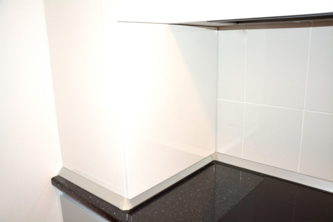 mobila-de-bucatarie-din-mdf-vopsit-ral-7040-gri-deschis-lucios-ral-7040-si-ral-9003-alb