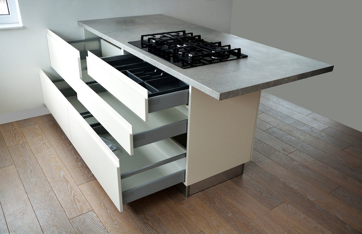 Deschidere sertare silentioase Blum pe mobilier tip insula de bucatarie moderna cu fronturi din mdf vopsit mat crem deschis