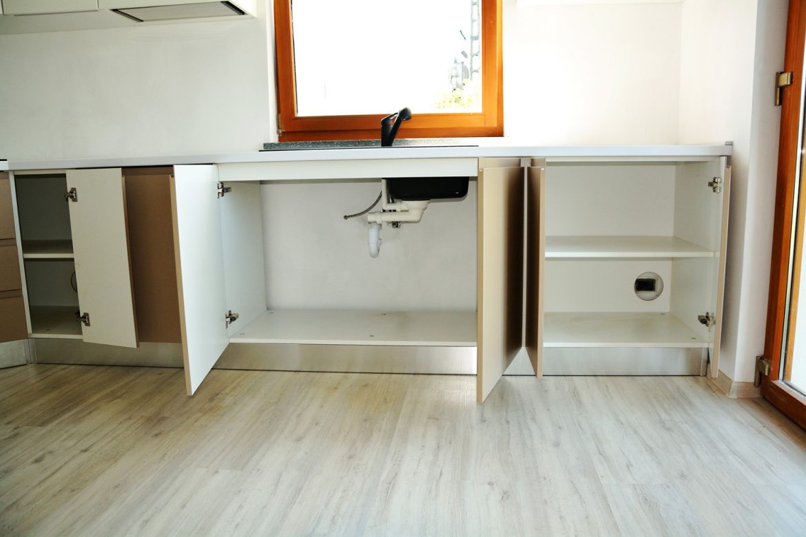 Detali bucatarie Yulmob Bacau corpuri inferioare cu carcasa din pal alb cu usi din MDF mat cappuccino RAL 1019 frezare maner cu balamale silentioase blumotion