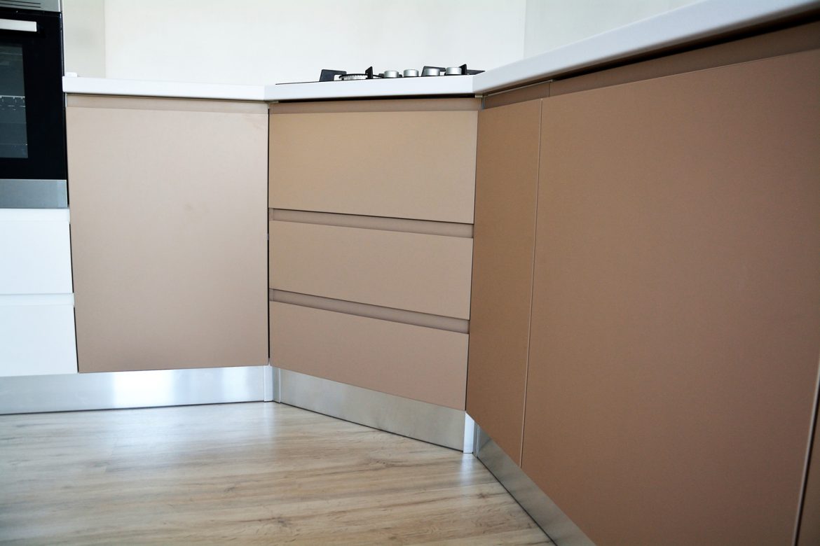Detali bucatarie la comanda corpuri inferioare cu usi din MDF vopsit mat cappuccino RAL 1019 cu frezare maner sertare silentioase pe colt Blum