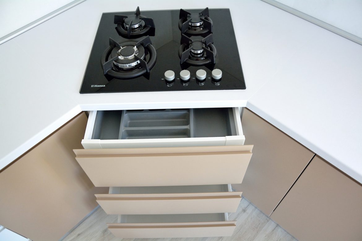 Detali bucatarie la comanda usi din MDF cappuccino RAL 1019 frezare maner cu sertare silentioase antaro Blum cu tavita tacamuri plita incorporabila HANSA