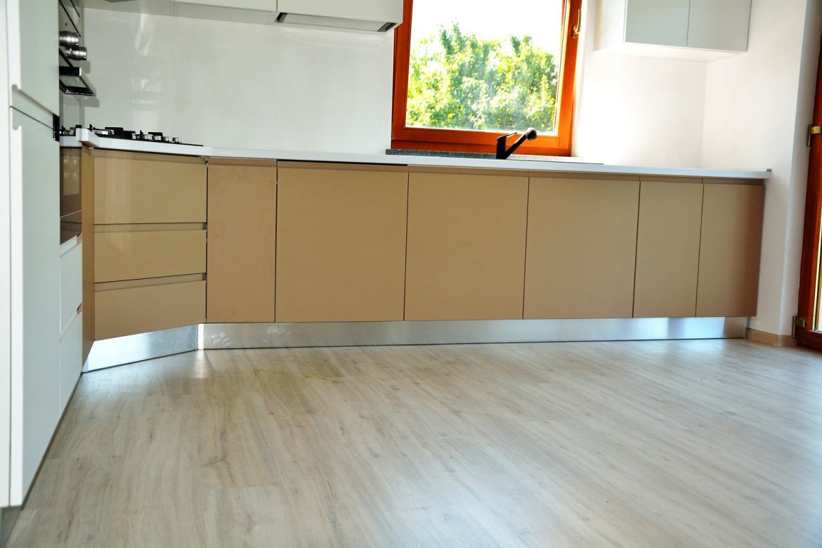 Detali bucatarie moderna cu usi din MDF cappucino RAL 1019 cu frezare maner balamale silentioase blumotion