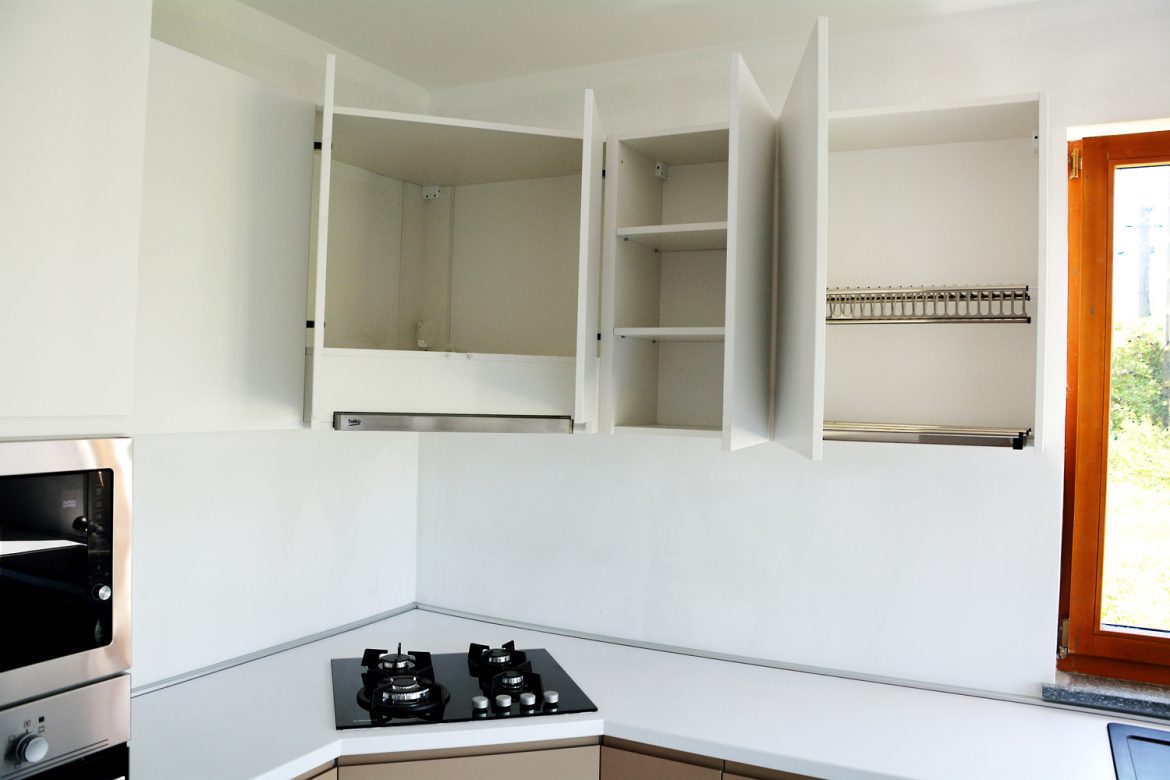 Detali mobila la comnda corpuri superioare cu usi din MDF alb mat RAL 9003 balamale cu amortizare Blum scurgator de inox