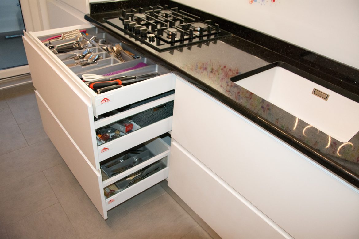 Detali mobilier la comanda cu sertare silentioase antaro Blum cu inaltator sertar sticla si fete din MDF vopsit alb lucios RAL 9003 cu frezare maner