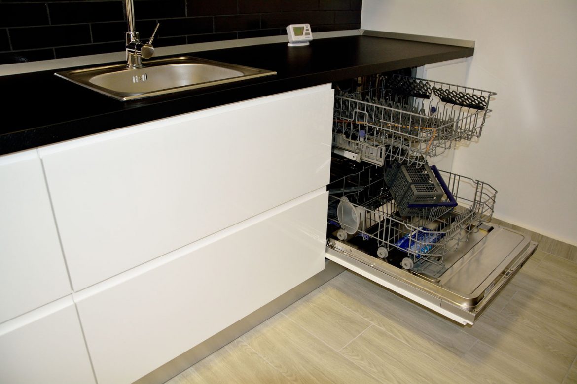 Detaliu buacatarie la comanda yulmob cu usi MDF vopsit alb lucios RAL 9003 plinta picioare din PVC blat termorezistent si masina de spalat vase incorporabila