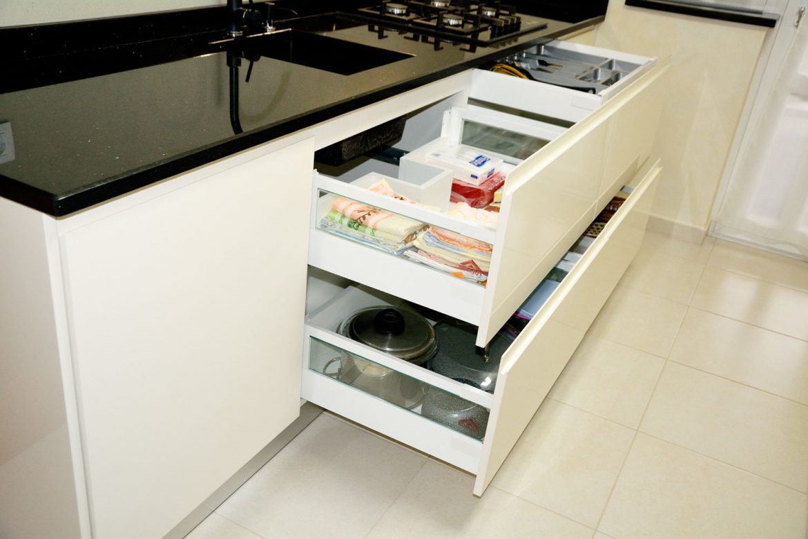 Detaliu bucatarie Yulmob Bacau la comanda cu sertare silentioase cu amortizare Antaro Blum inaltatoare sertar cu sticla frezare manere usi MDF vopsit crem lucios RAL 9001
