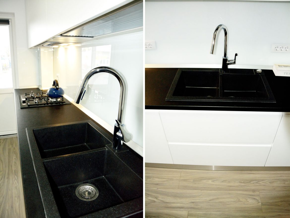 Detaliu chiuveta granit neagra pe blat termorezistent cu doua cuve si baterie inox cu cap extractibil
