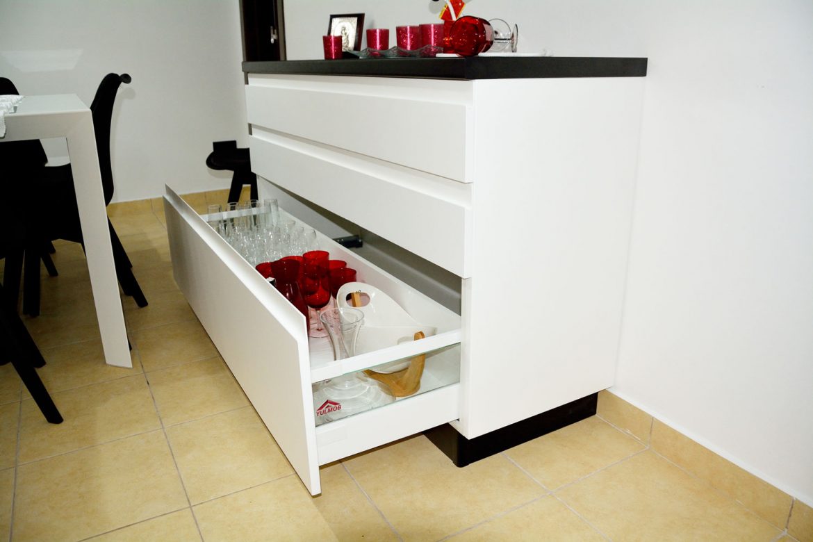 Detaliu comoda cu sertare silentioase Blum de 70 kg inaltatoare sertar cu sticla usi MDF vopsit RAL 9003 alb mat cu frezare manere