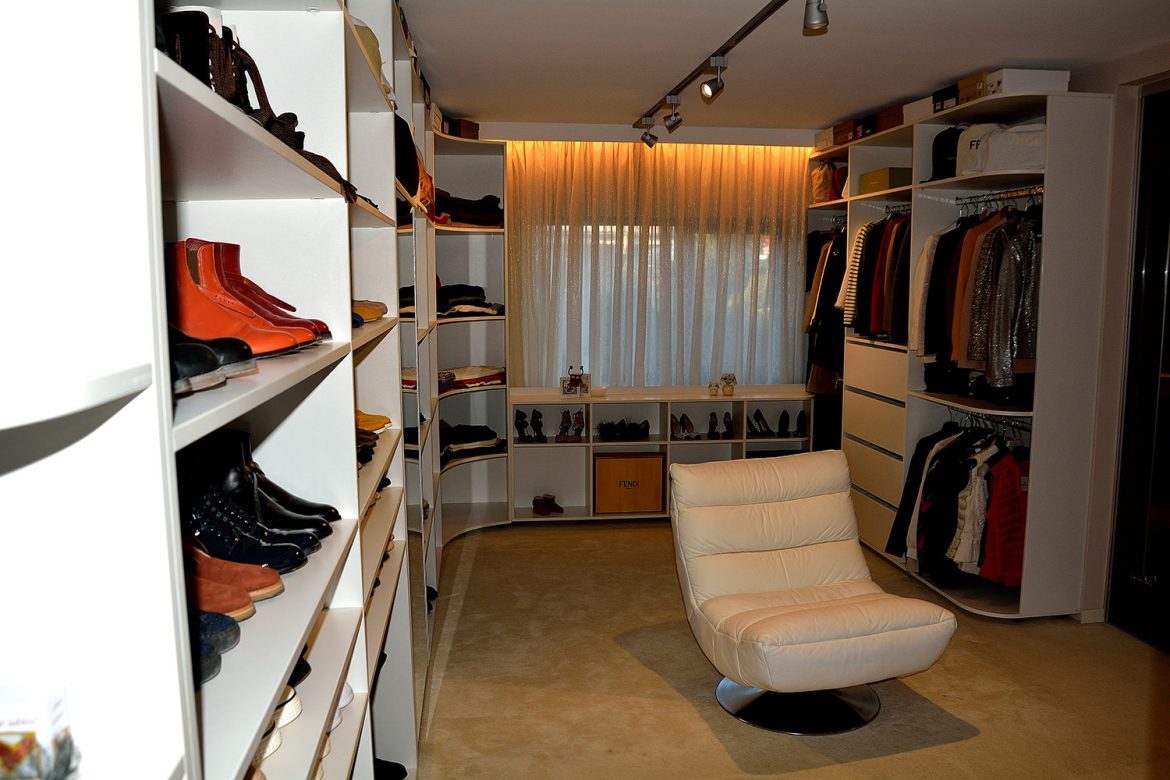 Dressing deschis realizat la comanda pe curb din pal alb cu spatiu pentru depozitat haine lungi si incaltaminte 1