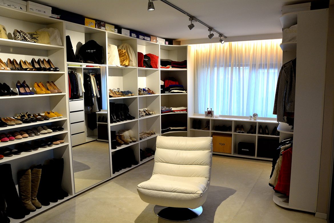 Dressing deschis realizat pe comanda la rotund realizat din pal alb atent compartimentat