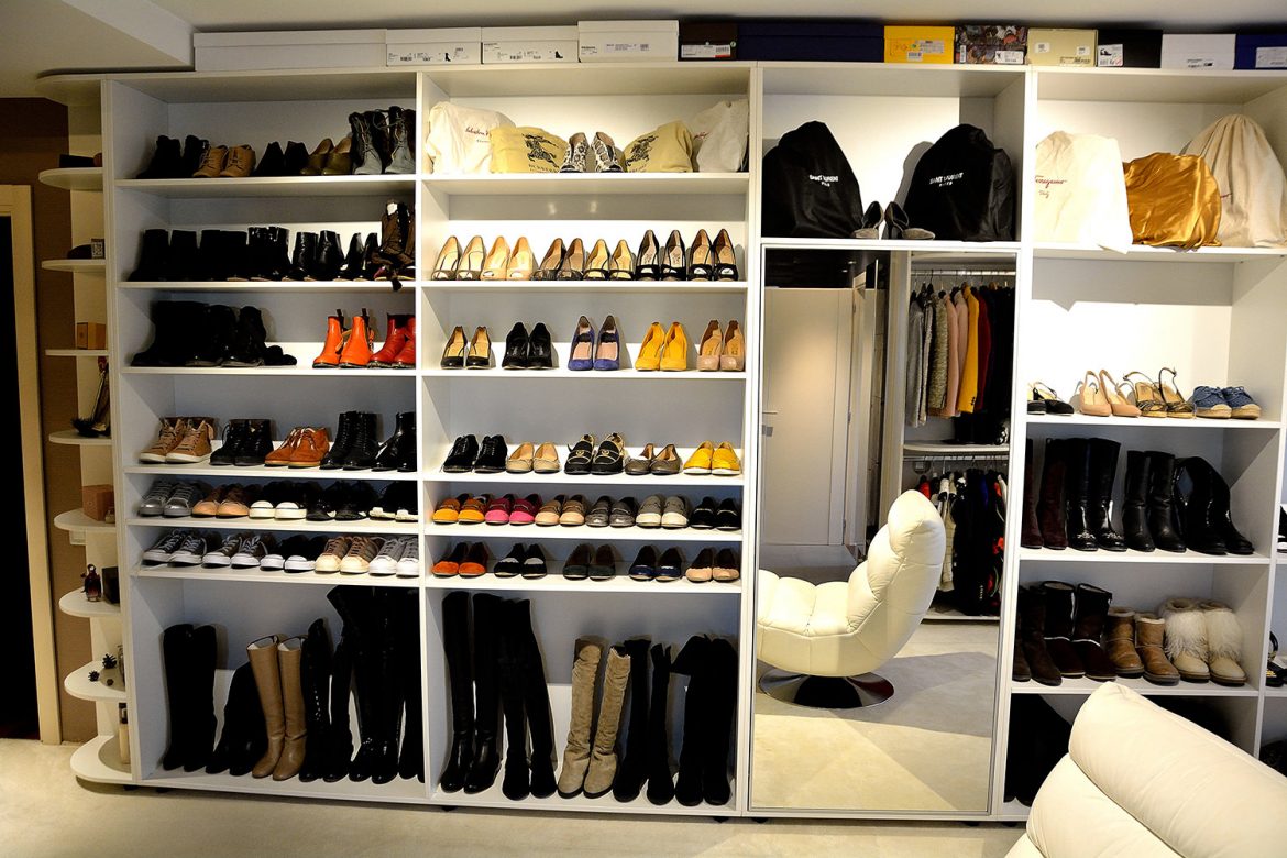Dressing modern realizat din pal alb cu polite special create pentru depozitarea incaltamintei