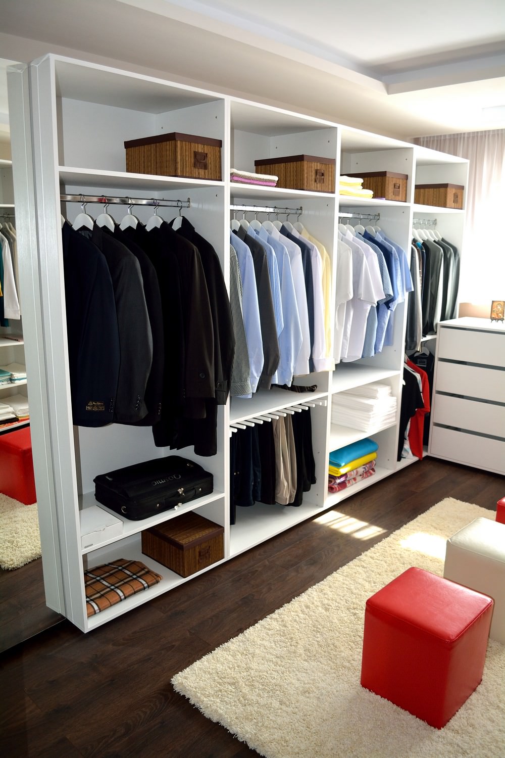 Dressing realizat din Pal Alb cu spatii pentru depozitat lenjerie si diverse