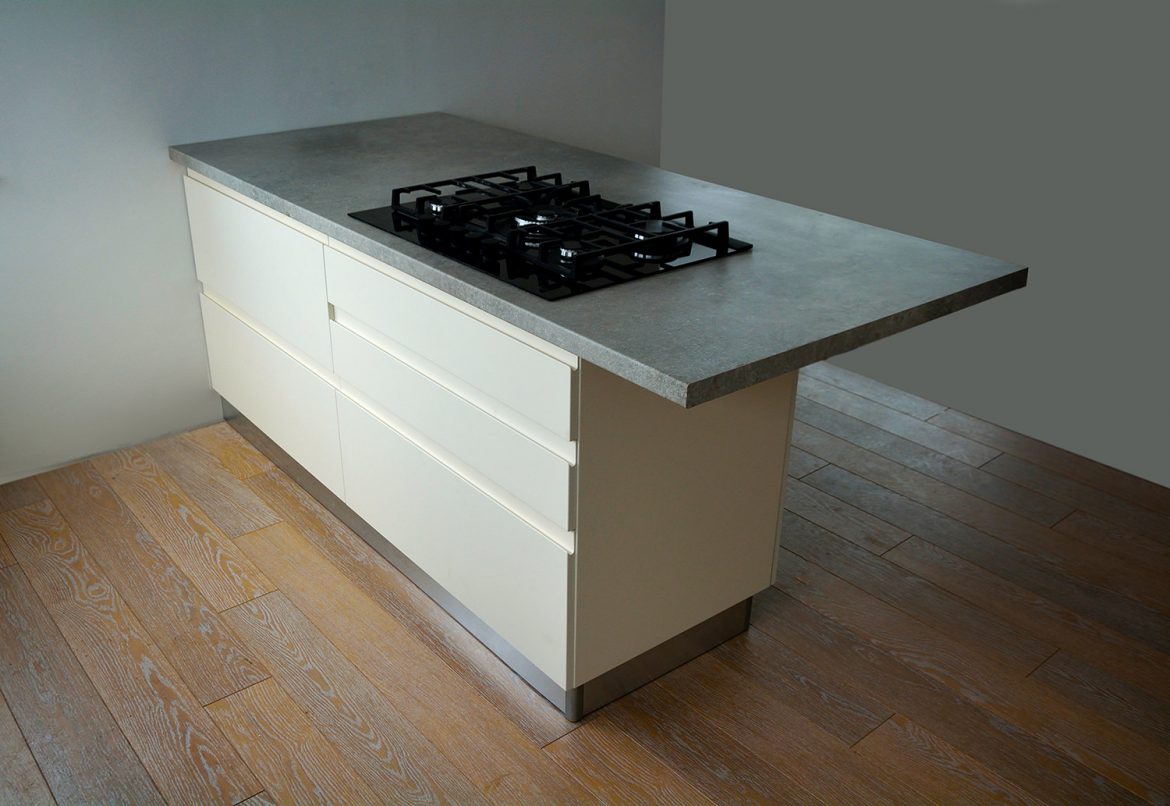 Insula realizata pe comanda Yulmob cu blat gri termorezisntent si plita incastrata cu sertare si laterale din mdf vopsit mat Crem Deschis cu plinta de picioare din aluminiu
