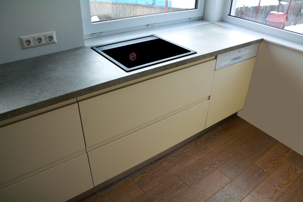 Masina de spalat vase Whirpool incastrata in corp de mobilier de bucatarie realizata cu fronturi din Mdf Vopsit Mat Crem Deschis