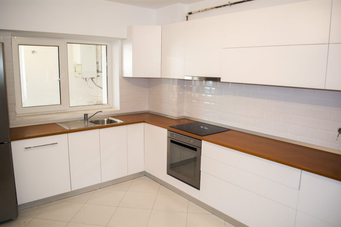 Mobila Bucatarie Moderna din MDF Vopsit Alb Mat Lucios cu Blat Termorezistent Cires Mat