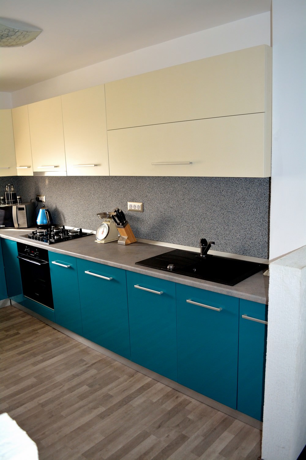Mobilier Bucatarie MDF vopsit Turquoise lucios RAL 5021 si Bej Mat RAL 1013 1 1