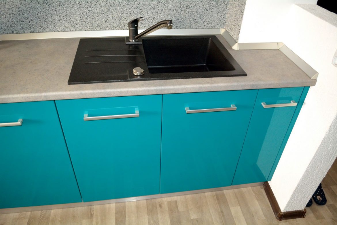 Mobilier Bucatarie MDF vopsit Turquoise lucios RAL 5021 si Bej Mat RAL 1013 chiuveta din compozit Alveus