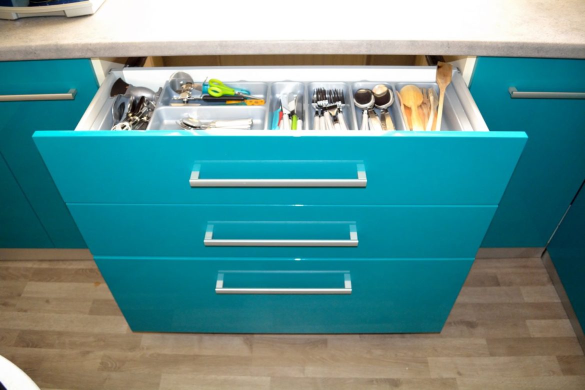 Mobilier Bucatarie MDF vopsit Turquoise lucios RAL 5021 si Bej Mat RAL 1013 corp cu 3 sertare silentioase Bluemotion pentru depozitare diverse