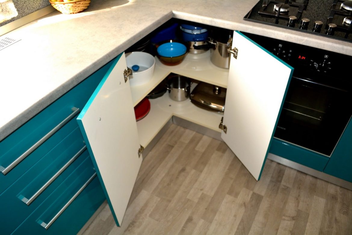 Mobilier Bucatarie MDF vopsit Turquoise lucios RAL 5021 si Bej Mat RAL 1013 corp pe colt la 90 grade pentru depozitare vase