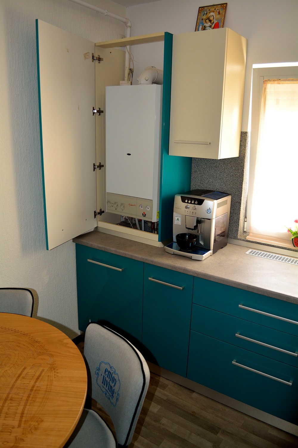 Mobilier Bucatarie MDF vopsit Turquoise lucios RAL 5021 si Bej Mat RAL 1013 corp pentru centrala incastrata