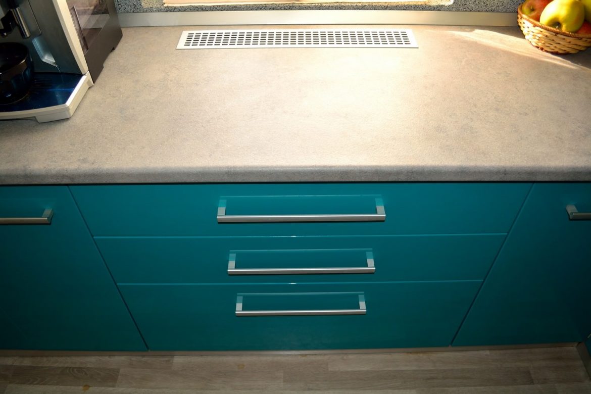 Mobilier Bucatarie MDF vopsit Turquoise lucios RAL 5021 si Bej Mat RAL 1013 grilaj din aluminiu pentru aerisire
