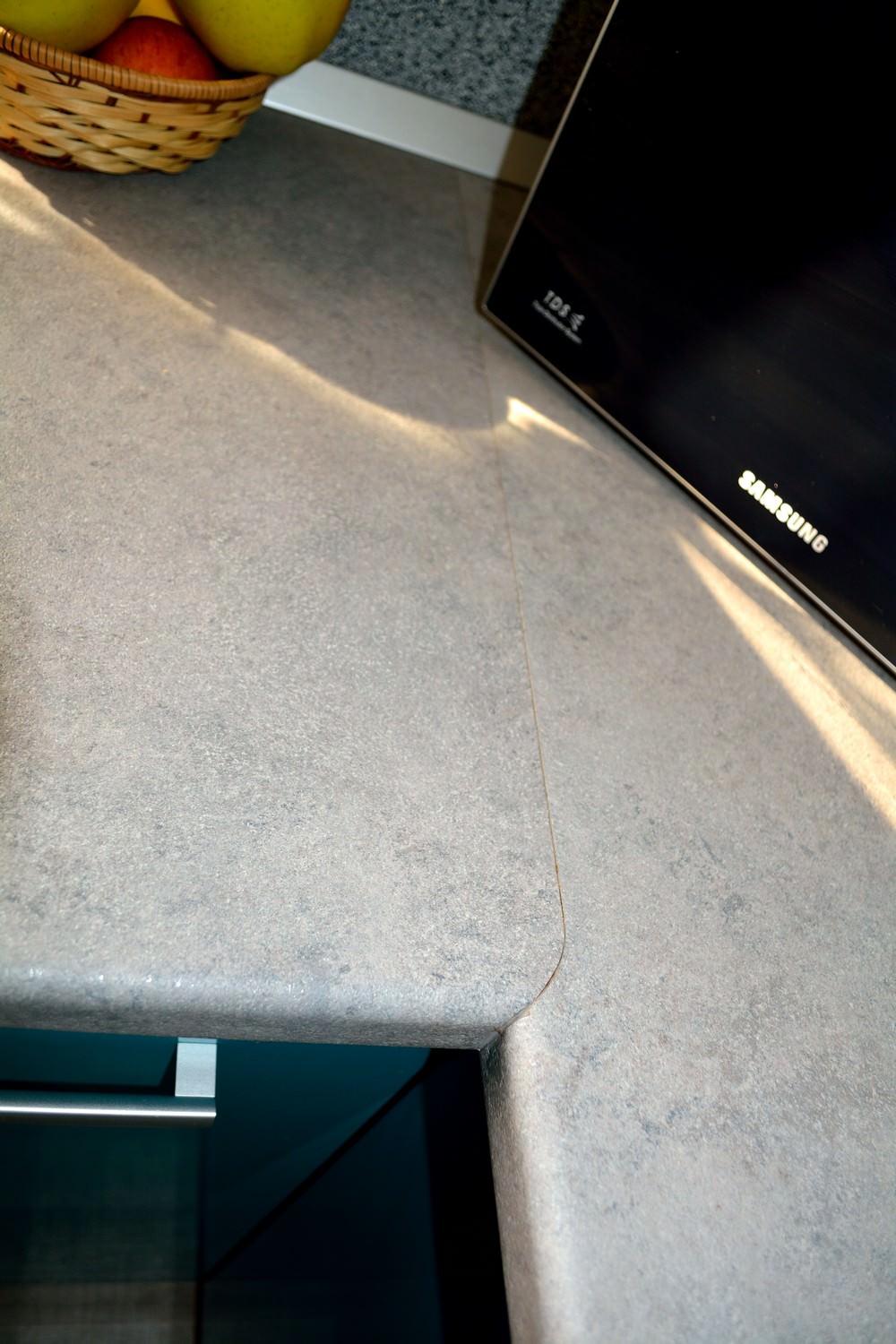 Mobilier Bucatarie MDF vopsit Turquoise lucios RAL 5021 si Bej Mat RAL 1013 imbinare blat gri piatra la 90grade