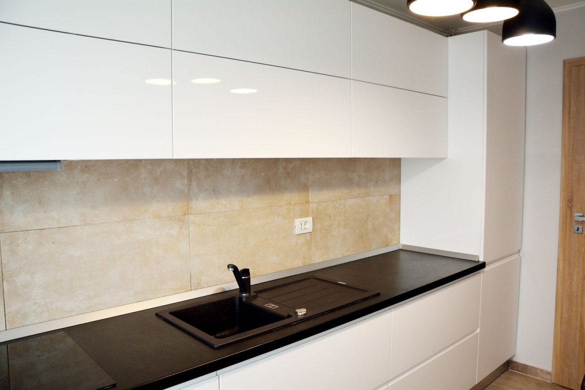 Mobilier bucatarie la comanda MDF vopsit alb lucios RAL 9003 blat termorezistent Egger interior pal alb laterale din MDF vopsit frezare manere electrocasnice incorporabile