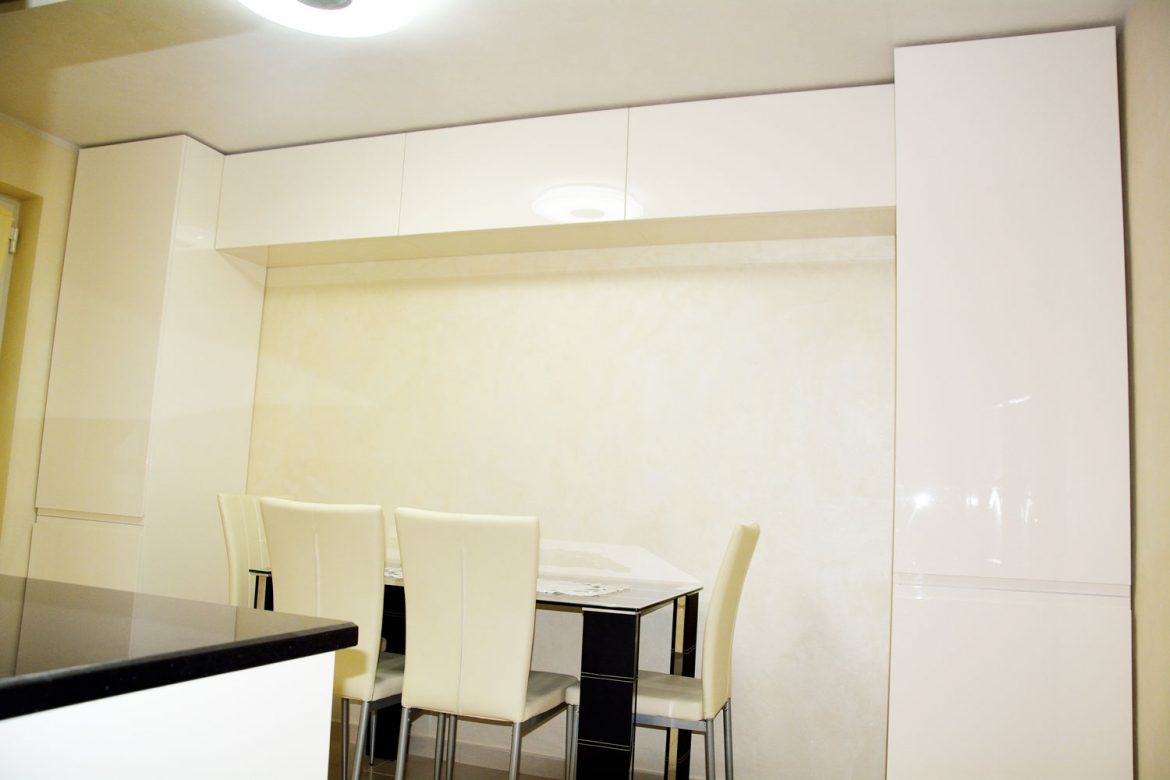 Mobilier bucatarie la comanda cu usi MDF vopsit crem lucios RAL 9001 sisteme Aventos HK S Blum laterale MDF vopsit interior pal alb