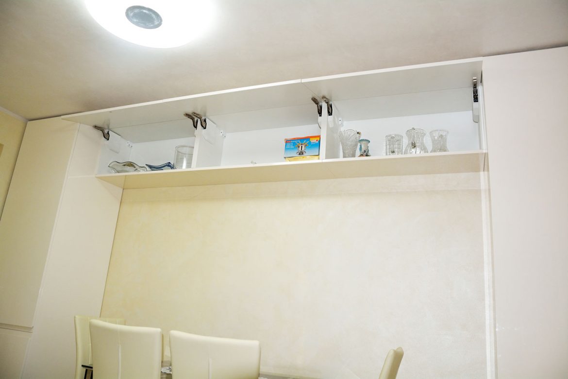 Mobilier bucatarie moderna Yulmob Bacau cu usi MDF vopsit crem lucios RAL 9001 sisteme deschidere Aventos HK S Blum laterale din MDF vopsit interior pal alb frezare manere
