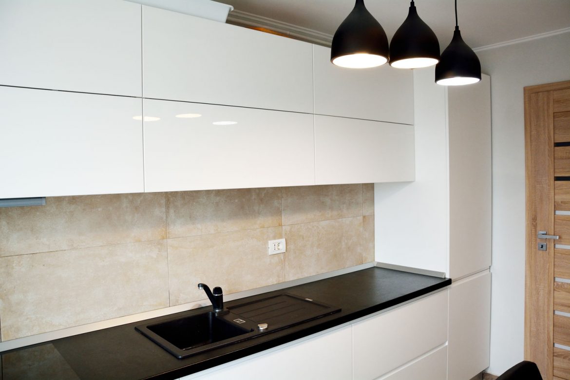 Mobilier bucatarie moderna la comanda cu usi MDF vopsit alb lucios RAL 9003 cu frezare manere balamale silentioase Blumotion interior pal alb blat termorezistent Egger negru electrocasnice incorporabile