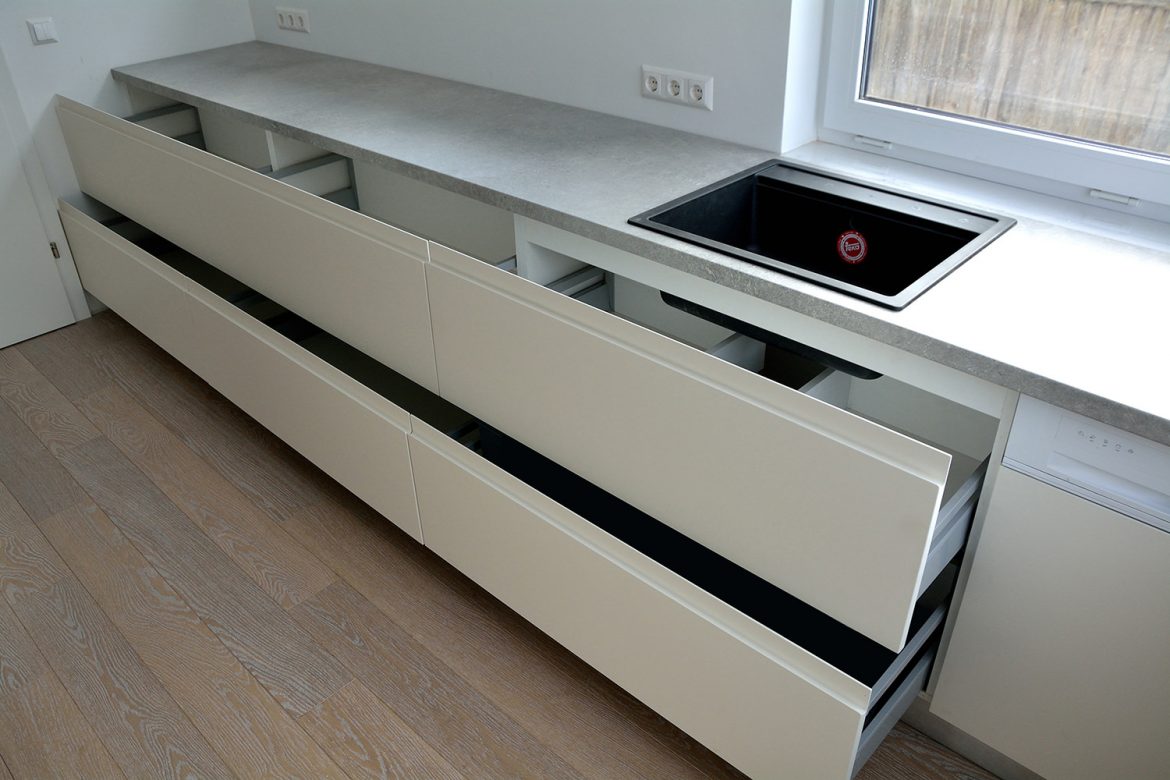 Mobilier bucatarie moderna realizat in intregime pe comanda cu deschidere sertare silentioase Blum