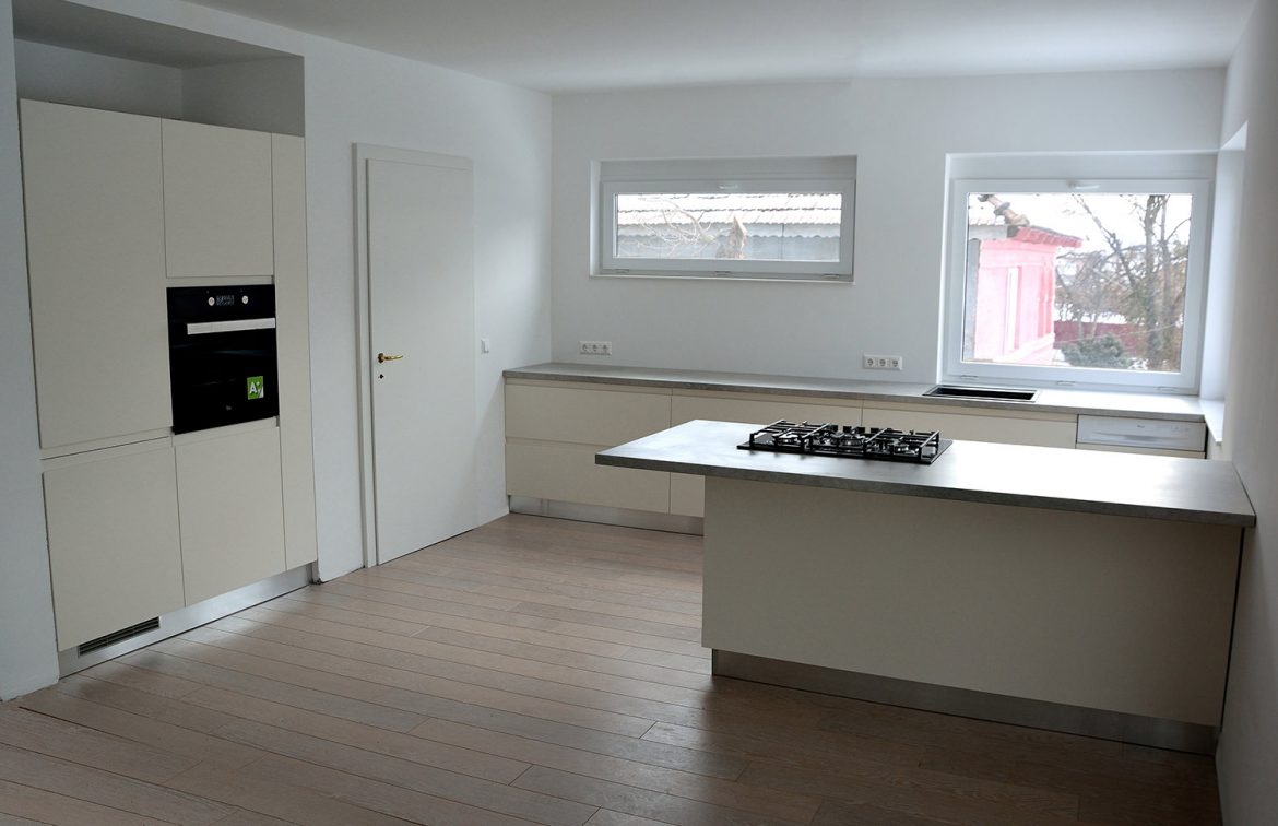 Mobilier bucatarie moderna realizata din 3 piese principale cu fronturi din mdf vopsit mat Crem Deschis cu electrocasnice incorporabile si mascare frigider