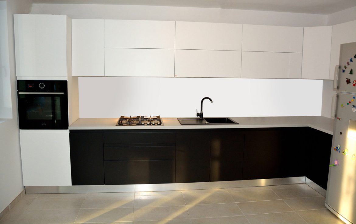 Mobilier bucatarie moderna realizata la comanda Yulmob din Mdf Vopit Mat Negru RAL 9004 SI Alb RAL 9003