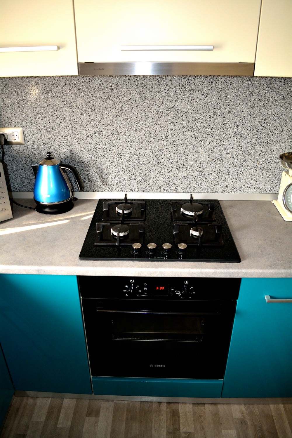 Mobilier la comanda Bucatarie MDF vopsit Turquoise lucios RAL 5021 si Bej Mat RAL 1013 Plita pe gaz si cuptor electric Bosch