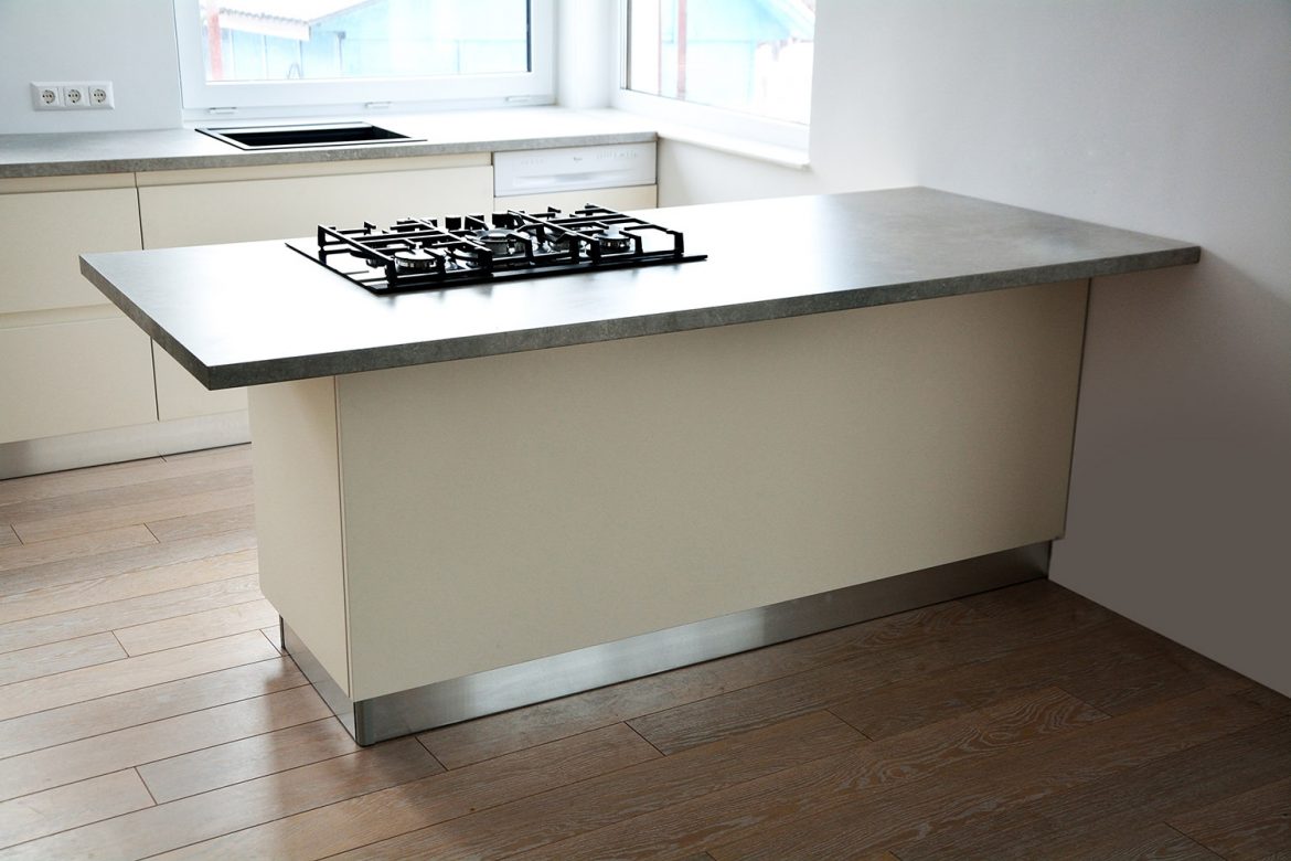 Mobilier tip Insula realizat din Mdf Vopsit Lucios cu Plita inastrata in blat termorezistent cu plinta de picioare din Aluminiu si 5 sertare silentioase Blum