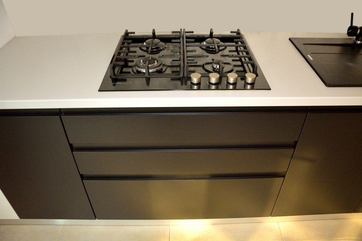 Plita Gorenje incastrata in blat termorezistent Alb cu 3 sertare silentioase Blum