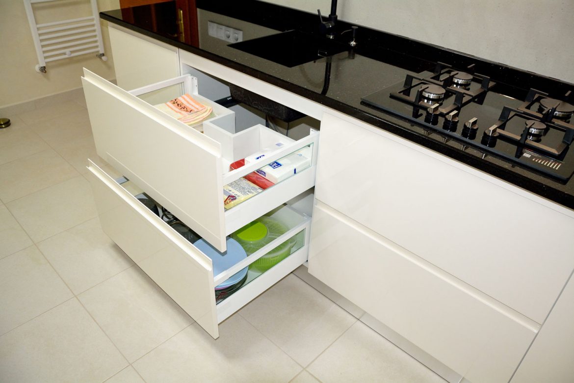 Sertare silentioase cu amortizare Antaro Blum inaltatoare sertar cu sticla usi MDF vopsit crem lucios RAL 9001 cu frezare manere