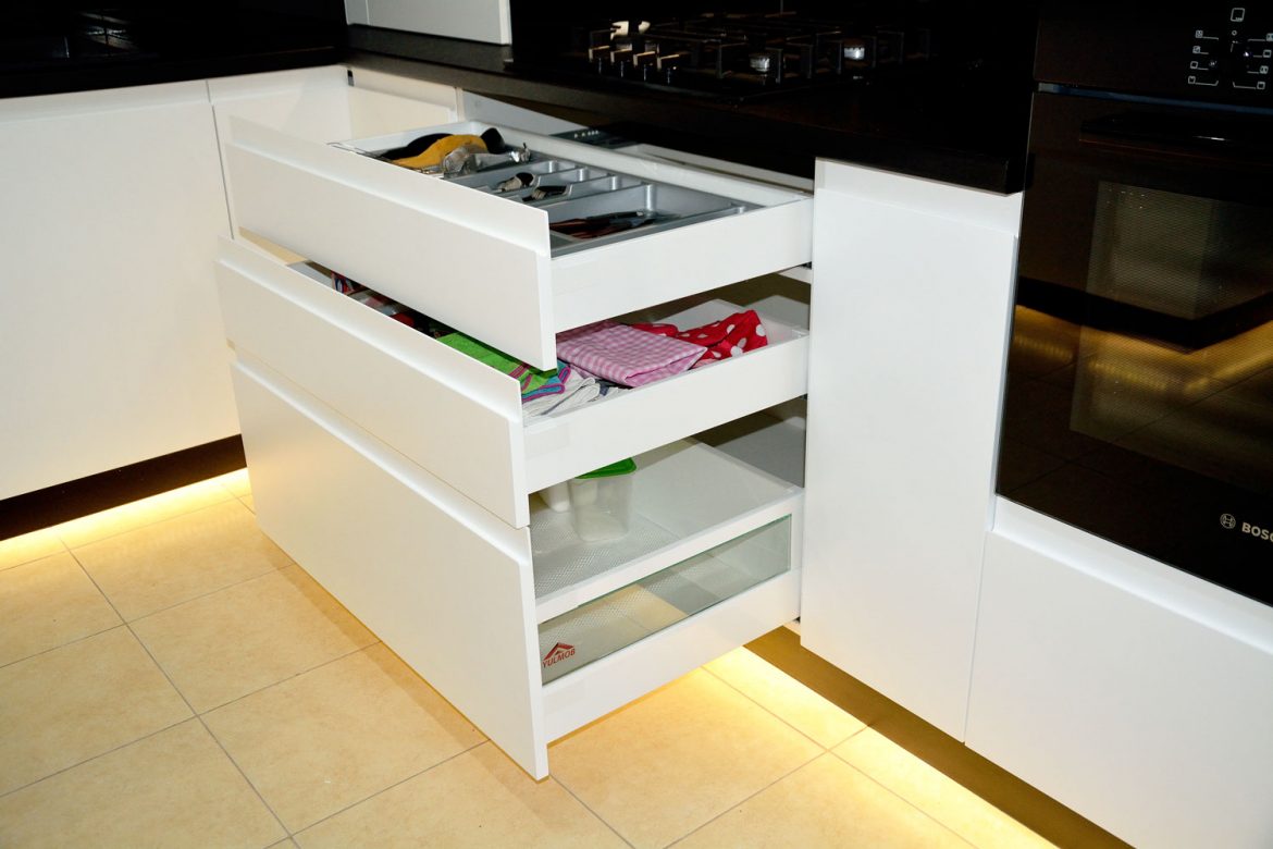 Sertare silentioase cu amortizare Blum inaltatoare sertar cu sticla usi MDF vopsit alb mat RAL 9003 cu frezare manere si electrocasnice incorporabile Bosch negre