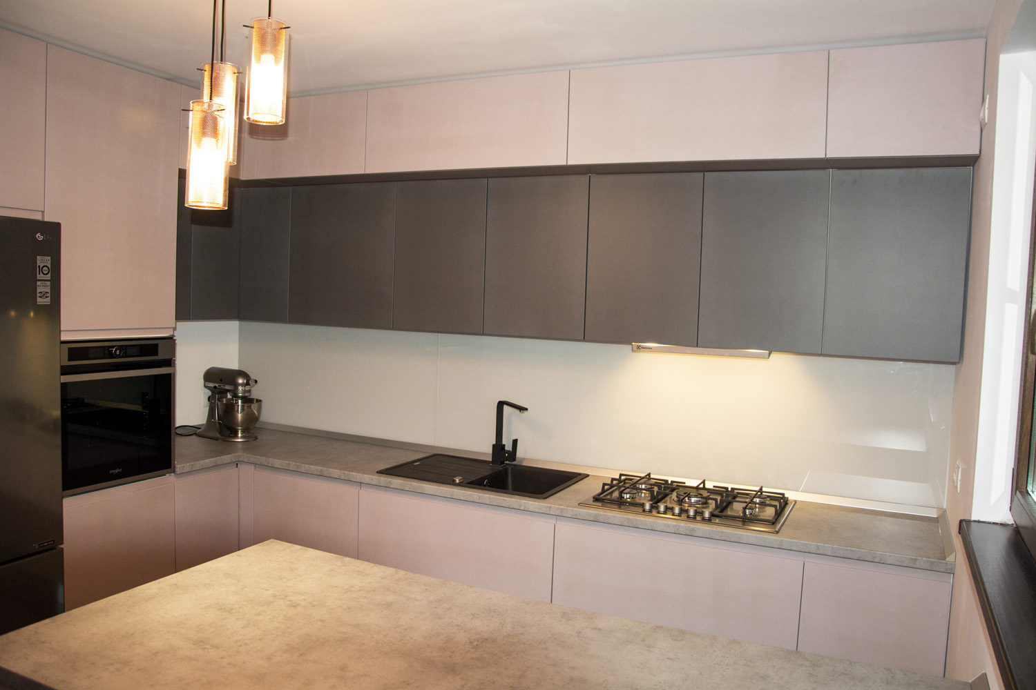 detali corpuri suspentade cu usi din mdf vopsit