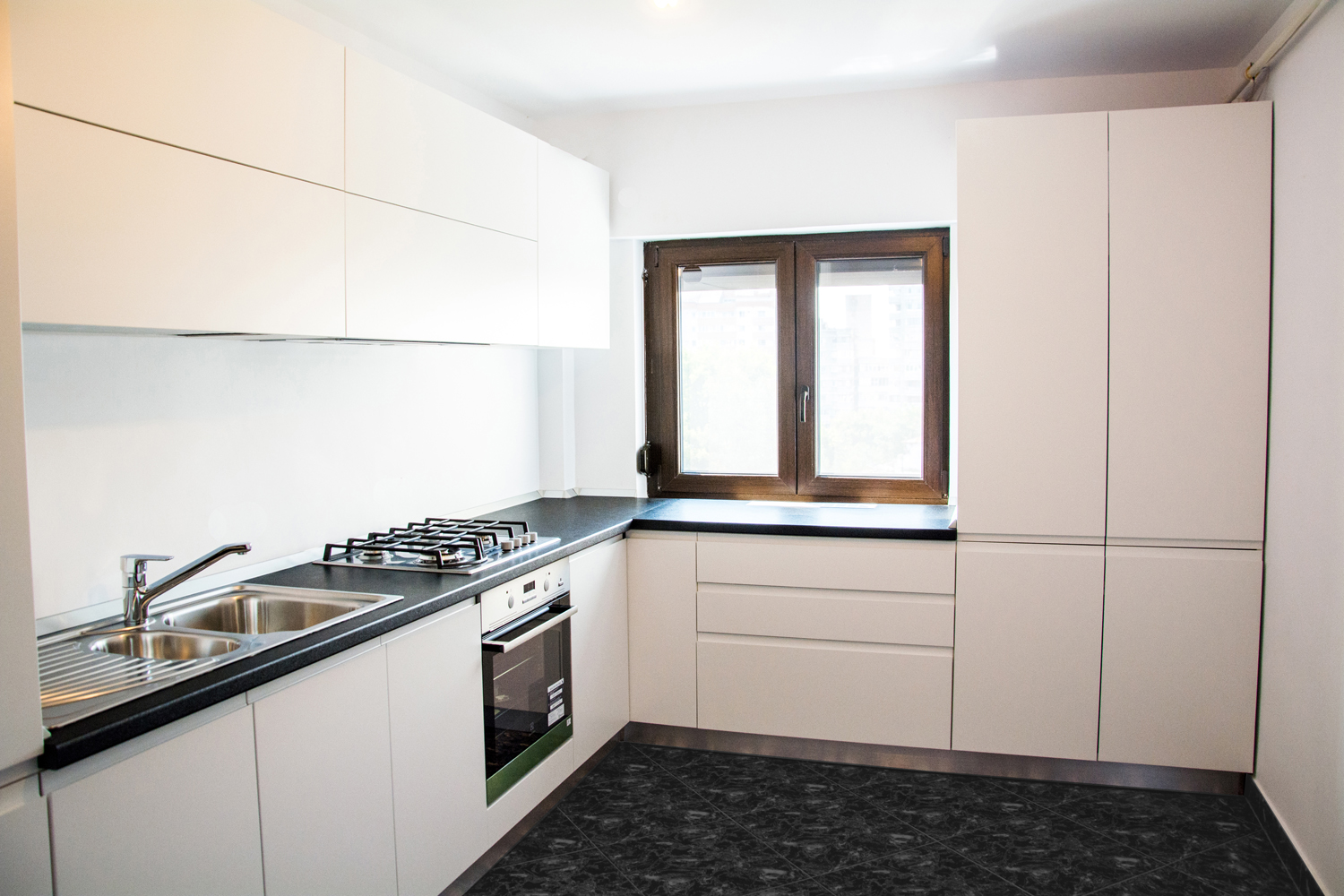 Bucataria moderna la comanda Yulmob Bacau cu usi din MDF vopsit alb mat RAL 9003 cu frezare maner