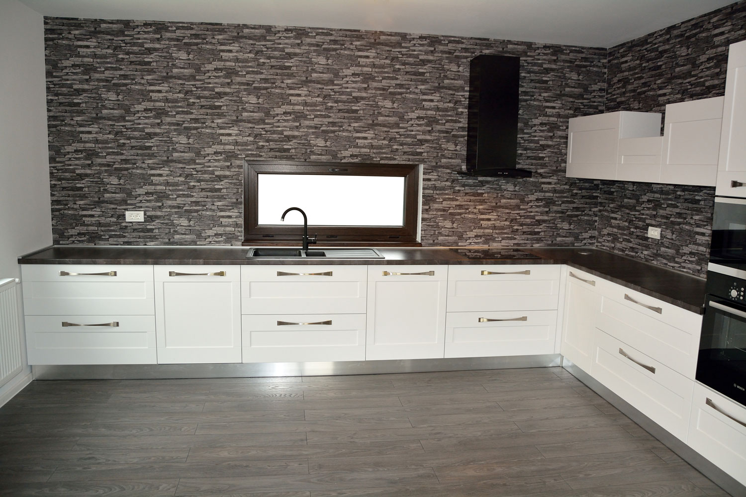 Bucatarie la comanda Yulmob Bacau cu usi frezare adanca Yulmob din MDF vopsit alb mat RAL 9003 manere satinate expo balamale silentioase Blum electrocasnice incorporabile