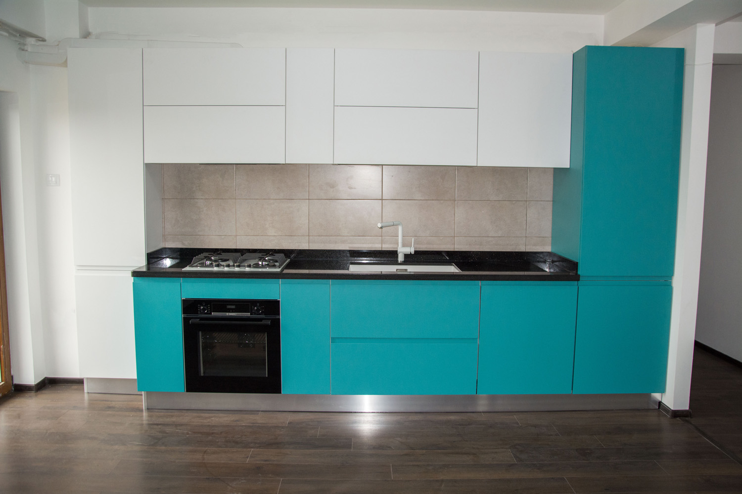 bucatarie din mdf vopsit alb mat ral 9003 cu turcoaz mat ral 5042 1 1