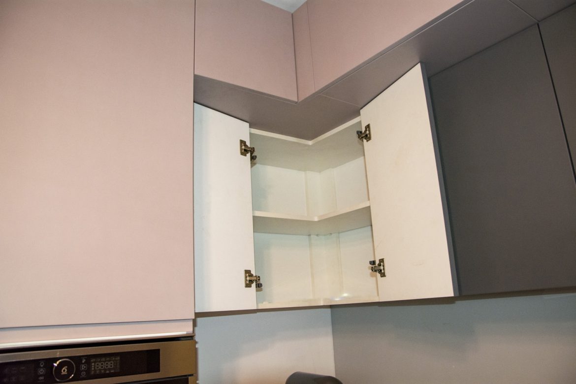 corp de colt cu balamale silentioase cu usi din mdf vopsit