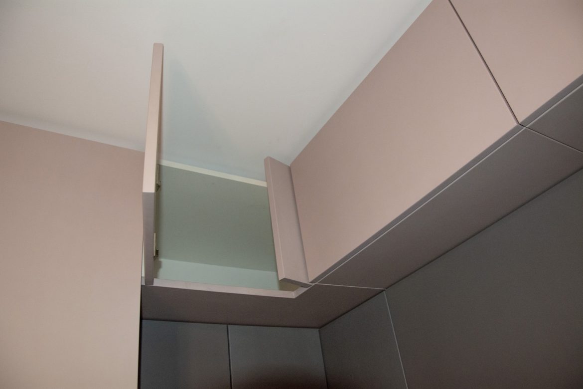 corp de colt suspendat cu balamale silentioase