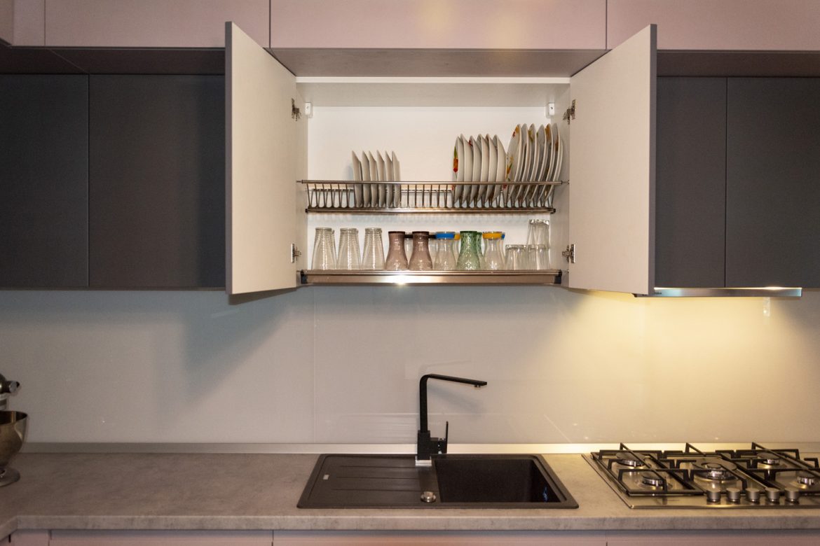 detali corp suspendat cu detali scurgator de vase inox